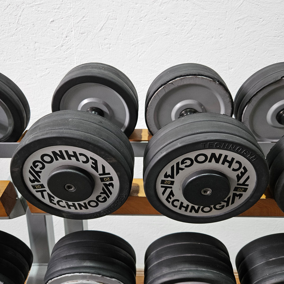 Technogym Kurzhantelsatz aus Guss mit Gummi Außenringen von 12 bis 40kg in 2kg Stufen ( 17 Paare ) + einige Paare doppelt Oldschool, Inkl. Kurzhantelablagen, gebraucht - mit Gebrauchsspuren