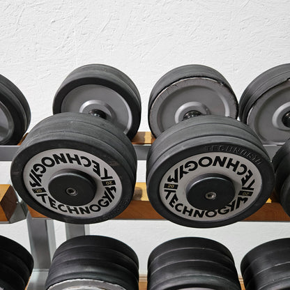 Technogym Kurzhantelsatz aus Guss mit Gummi Außenringen von 12 bis 40kg in 2kg Stufen ( 17 Paare ) + einige Paare doppelt Oldschool, Inkl. Kurzhantelablagen, gebraucht - mit Gebrauchsspuren