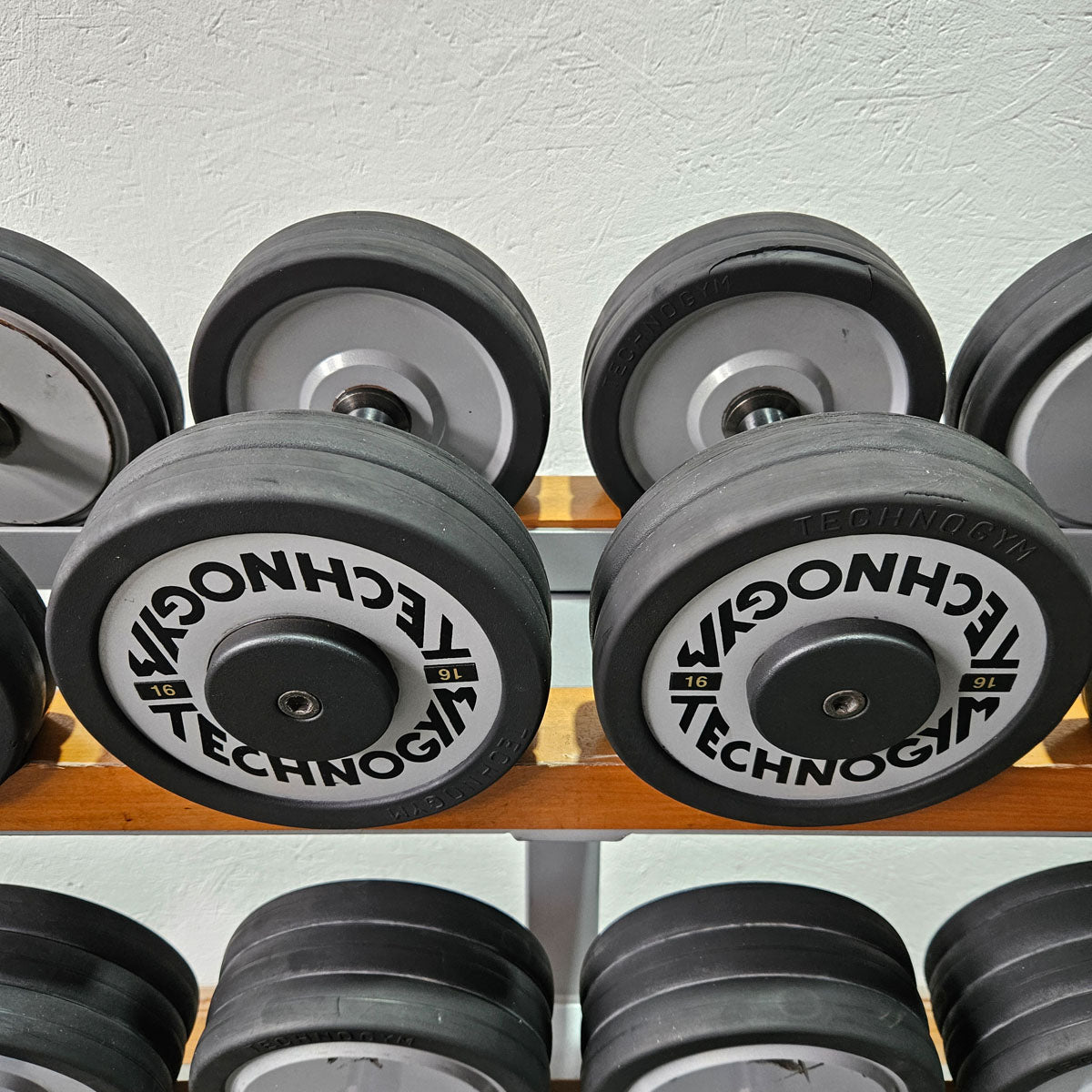 Technogym Kurzhantelsatz aus Guss mit Gummi Außenringen von 12 bis 30kg in 2kg Stufen ( 10 Paare ) Oldschool, Inkl. Kurzhantelablage, gebraucht - mit Gebrauchsspuren