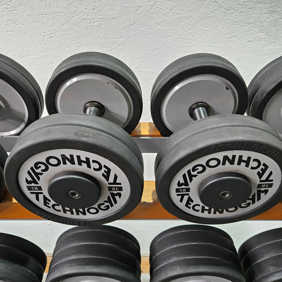 Technogym Kurzhantelsatz aus Guss mit Gummi Außenringen von 12 bis 30kg in 2kg Stufen ( 10 Paare ) Oldschool, Inkl. Kurzhantelablage, gebraucht - mit Gebrauchsspuren