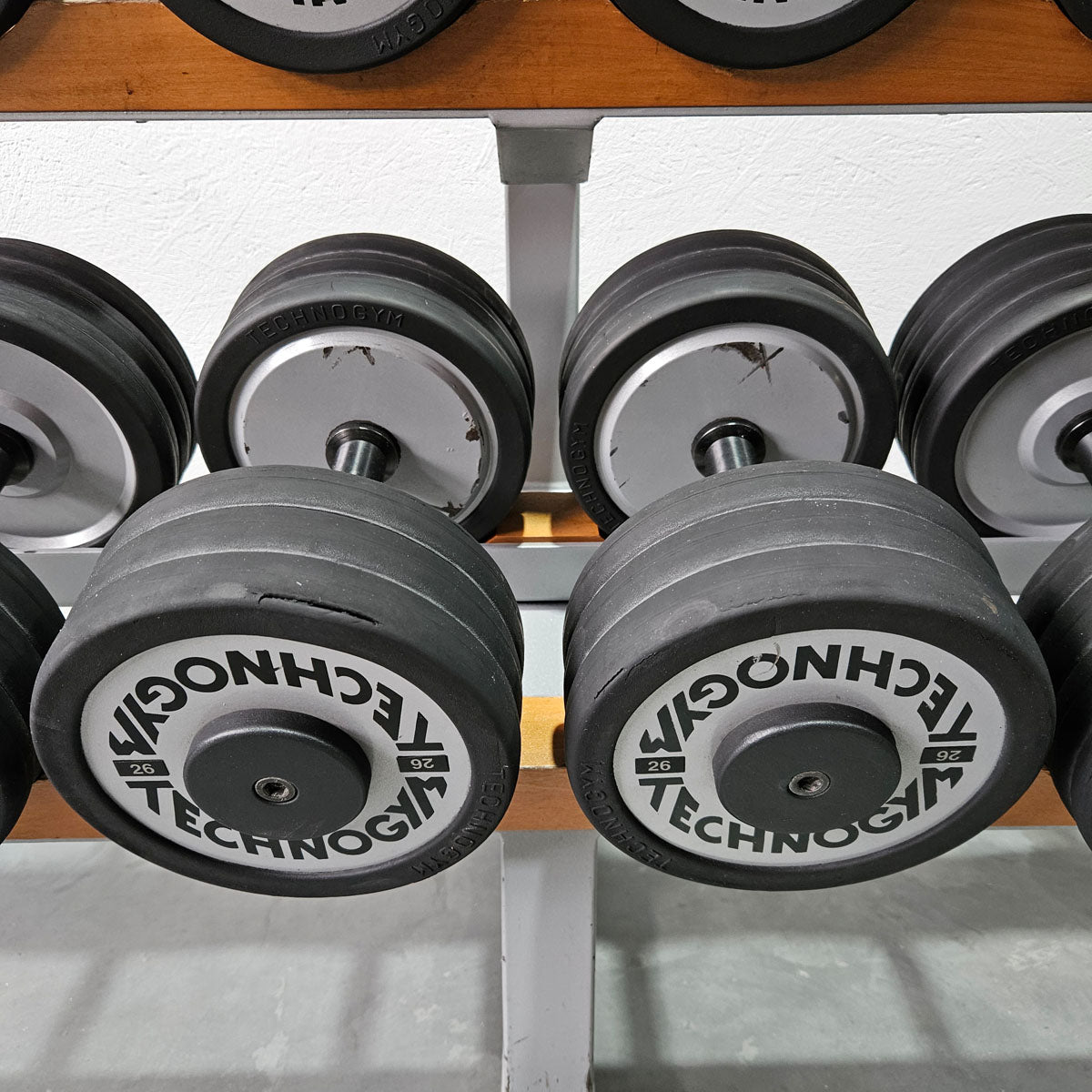 Technogym Kurzhantelsatz aus Guss mit Gummi Außenringen von 12 bis 30kg in 2kg Stufen ( 10 Paare ) Oldschool, Inkl. Kurzhantelablage, gebraucht - mit Gebrauchsspuren