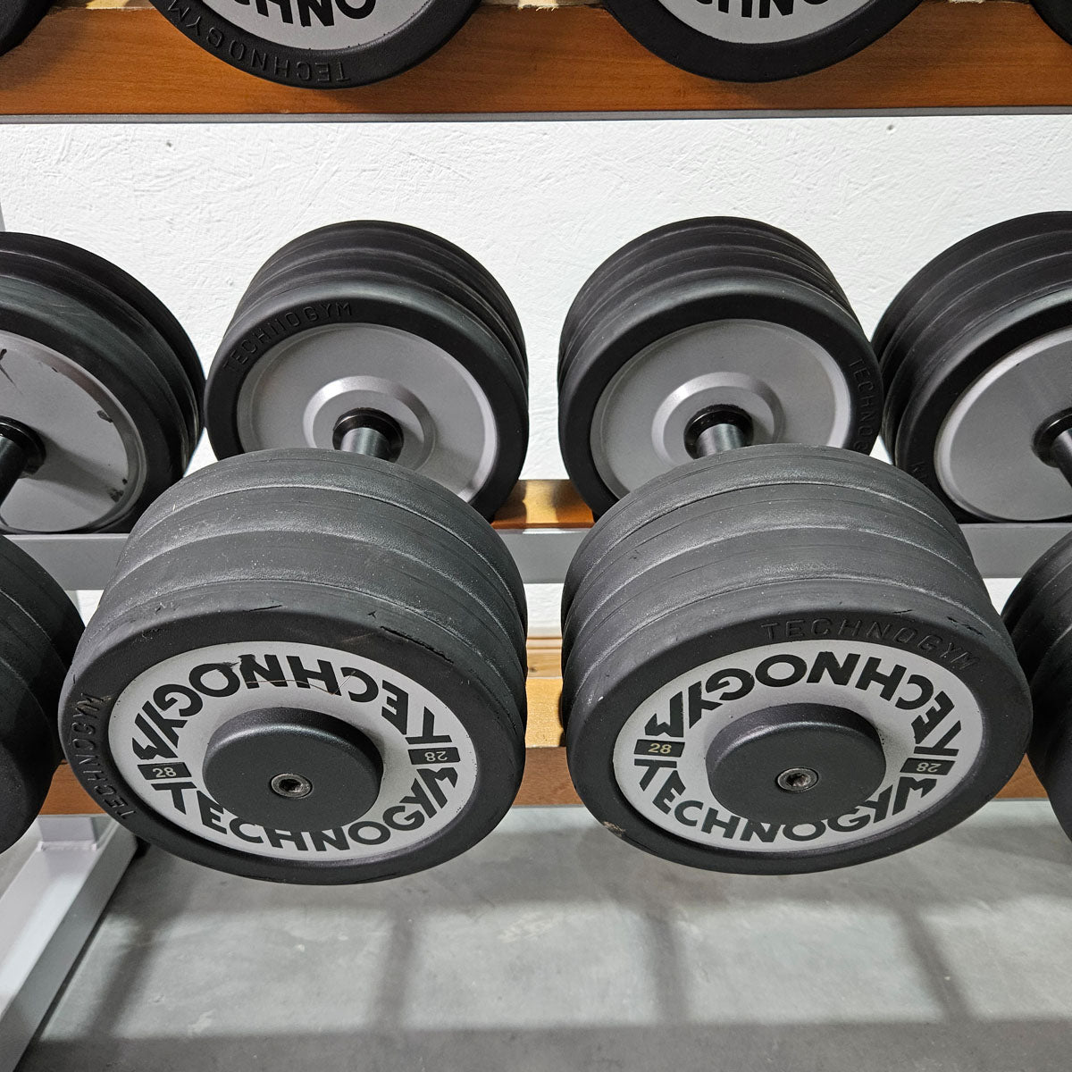 Technogym Kurzhantelsatz aus Guss mit Gummi Außenringen von 12 bis 30kg in 2kg Stufen ( 10 Paare ) Oldschool, Inkl. Kurzhantelablage, gebraucht - mit Gebrauchsspuren