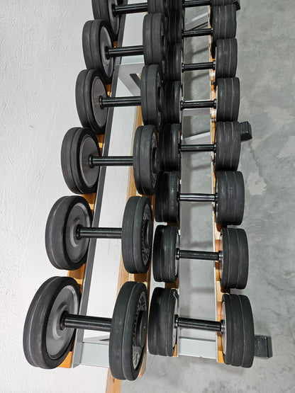 Technogym Kurzhantelsatz aus Guss mit Gummi Außenringen von 12 bis 30kg in 2kg Stufen ( 10 Paare ) Oldschool, Inkl. Kurzhantelablage, gebraucht - mit Gebrauchsspuren
