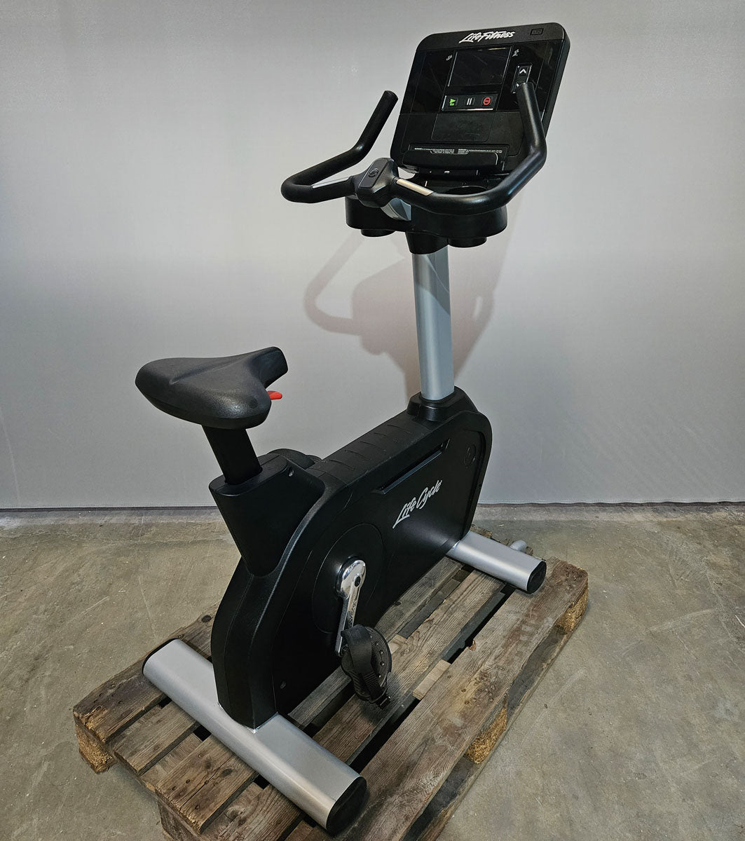 Cardio equipment set 8 pieces from Life Fitness, Integrity X, new models, 2 treadmills, 2 cross trainers, 2 ergometers and 2 recumbents etc., used - refurbished condition