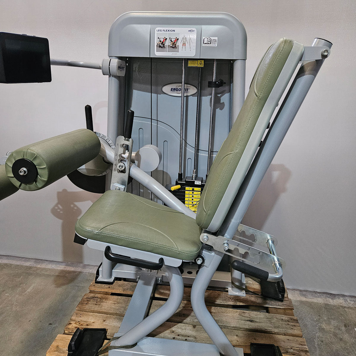 Ergo-Fit Leg Flexion 4100 S Med mit Display, Beinbeuger sitzend mit medizinischer Zulassung, MPG, Baujahr 2020, Rahmen Silber, gebraucht - überholter Zustand