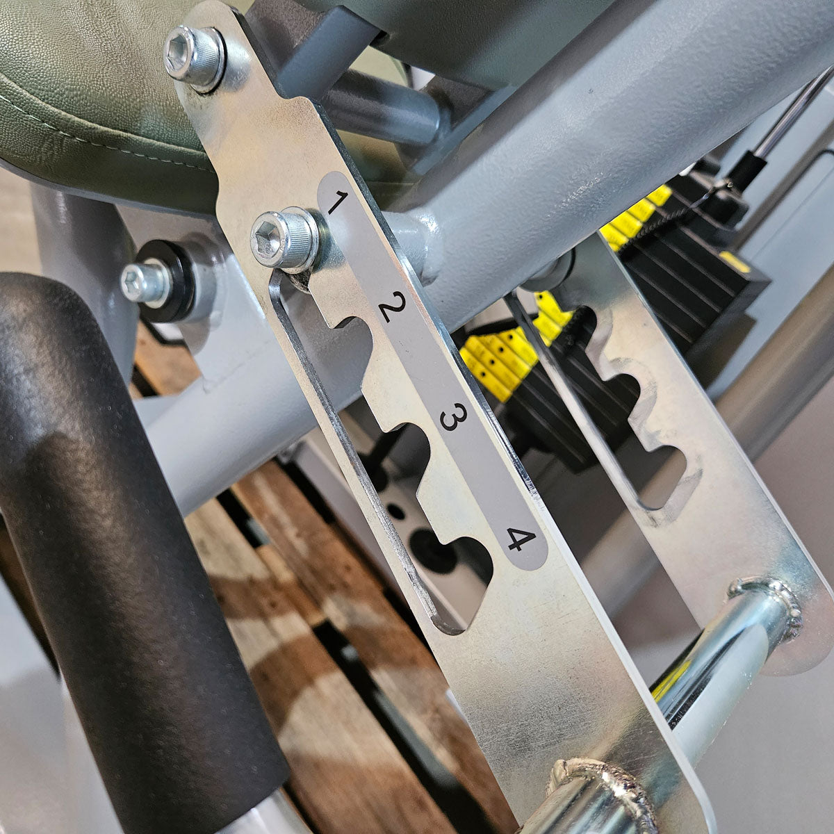 Ergo-Fit Leg Flexion 4100 S Med mit Display, Beinbeuger sitzend mit medizinischer Zulassung, MPG, Baujahr 2020, Rahmen Silber, gebraucht - überholter Zustand