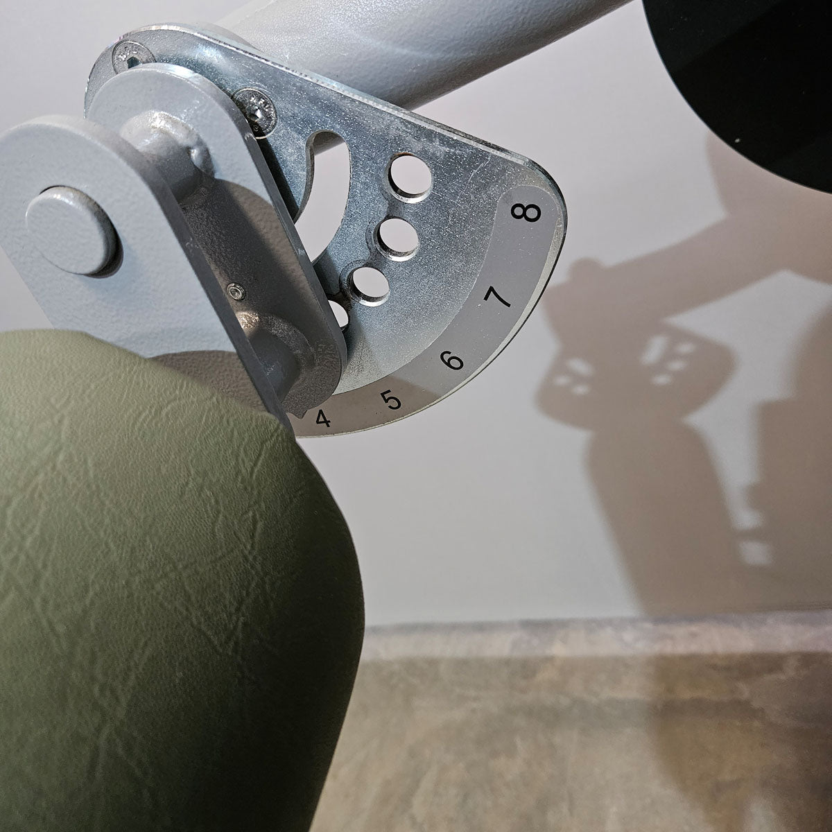 Ergo-Fit Leg Flexion 4100 S Med mit Display, Beinbeuger sitzend mit medizinischer Zulassung, MPG, Baujahr 2020, Rahmen Silber, gebraucht - überholter Zustand