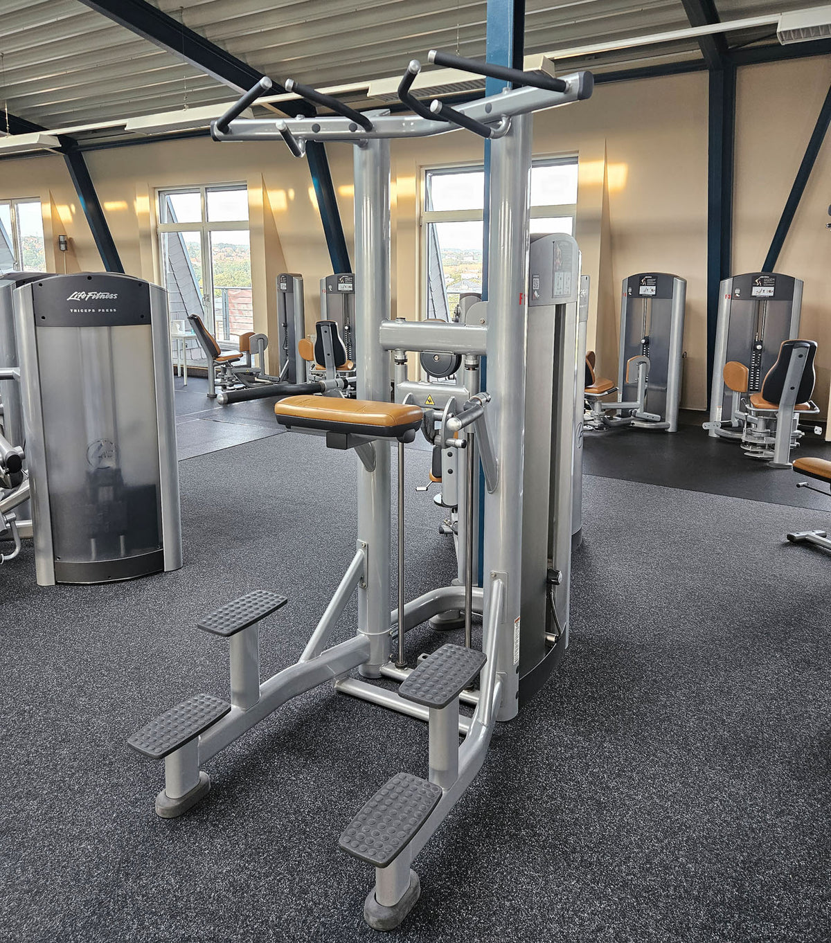 Life Fitness & Hammer Strength - 95 Fitnessgeräte - 105 Stationen, Kraftgeräte, Cardiogeräte, Plate loaded Geräte, Bänke etc - komplettes Fitnessstudio - gebraucht, überholter TOP Zustand