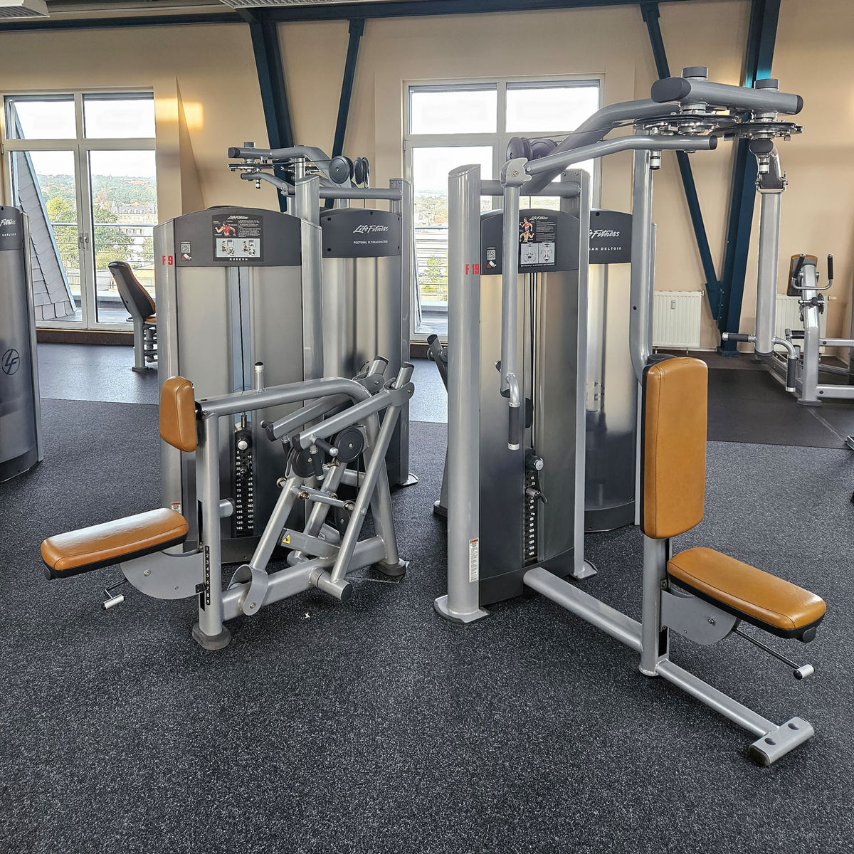 Life Fitness & Hammer Strength - 95 Fitnessgeräte - 105 Stationen, Kraftgeräte, Cardiogeräte, Plate loaded Geräte, Bänke etc - komplettes Fitnessstudio - gebraucht, überholter TOP Zustand