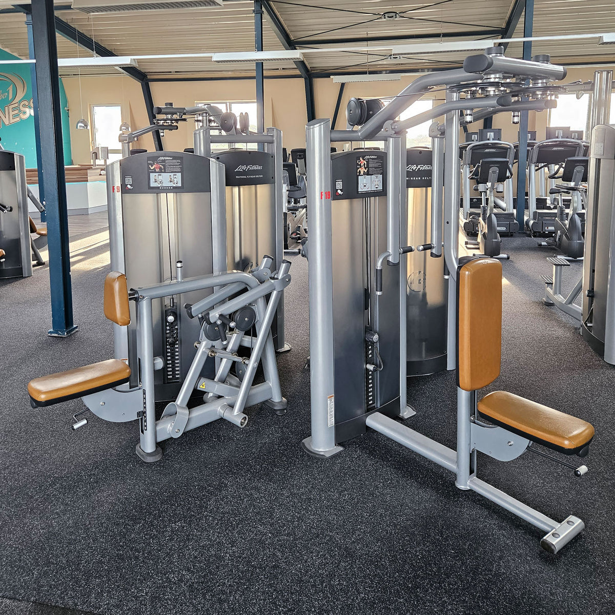 Life Fitness & Hammer Strength - 95 Fitnessgeräte - 105 Stationen, Kraftgeräte, Cardiogeräte, Plate loaded Geräte, Bänke etc - komplettes Fitnessstudio - gebraucht, überholter TOP Zustand