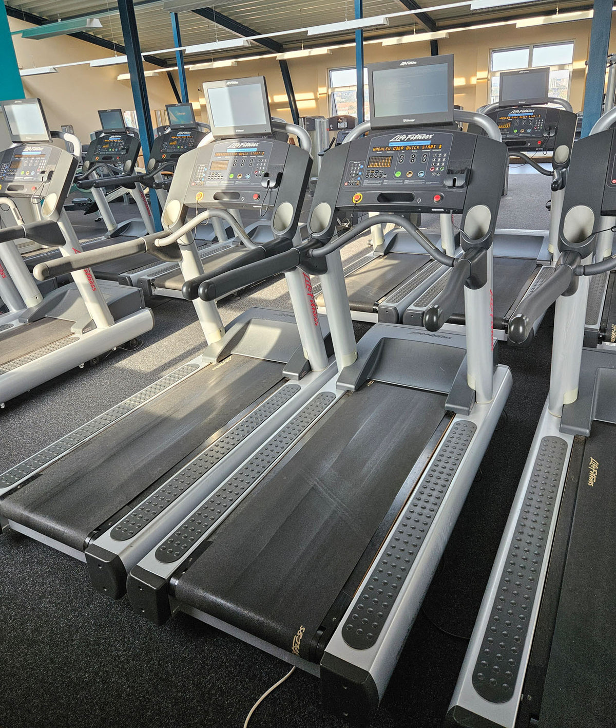 Life Fitness & Hammer Strength - 95 Fitnessgeräte - 105 Stationen, Kraftgeräte, Cardiogeräte, Plate loaded Geräte, Bänke etc - komplettes Fitnessstudio - gebraucht, überholter TOP Zustand