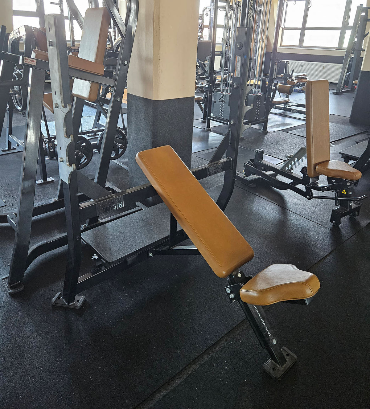 Life Fitness & Hammer Strength - 95 Fitnessgeräte - 105 Stationen, Kraftgeräte, Cardiogeräte, Plate loaded Geräte, Bänke etc - komplettes Fitnessstudio - gebraucht, überholter TOP Zustand