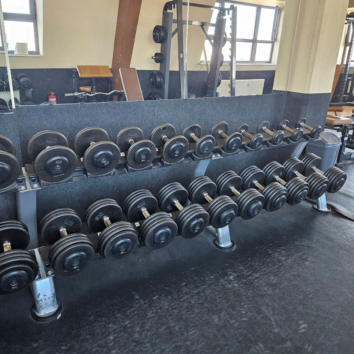 ElbeSport cast iron dumbbell set from 2.5 to 60 kg in 2.5 kg increments (24 pairs) Oldschool, INCLUDING dumbbell racks, used - with signs of wear