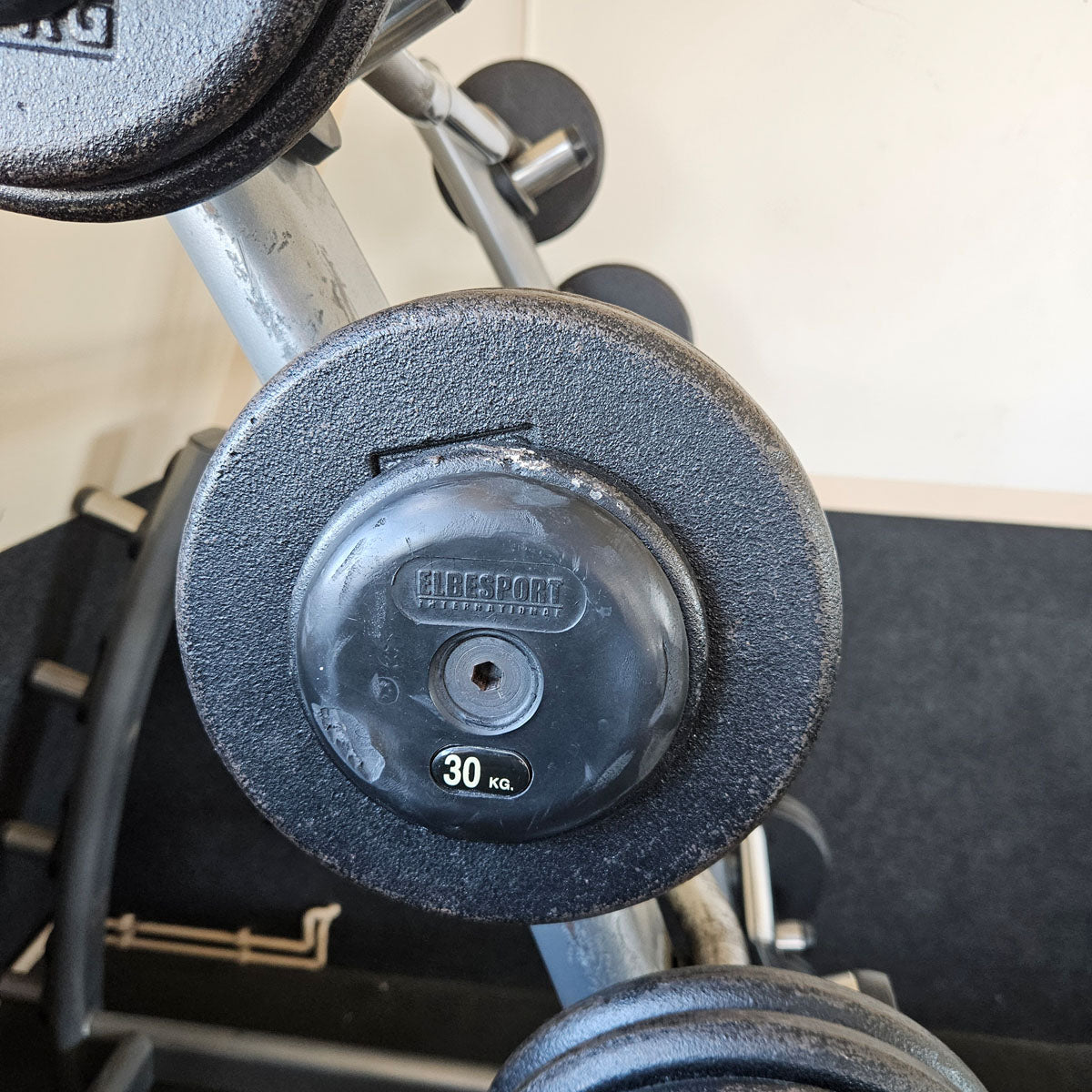 SZ Langhantel Kompakt Set 25kg bis 50kg in 5kg Schritten, 6 Stück gesamt, ähnlich Kurzhanteln mit SZ Stange, inkl. Ständer Elbesport, gebraucht mit Gebrauchsspuren
