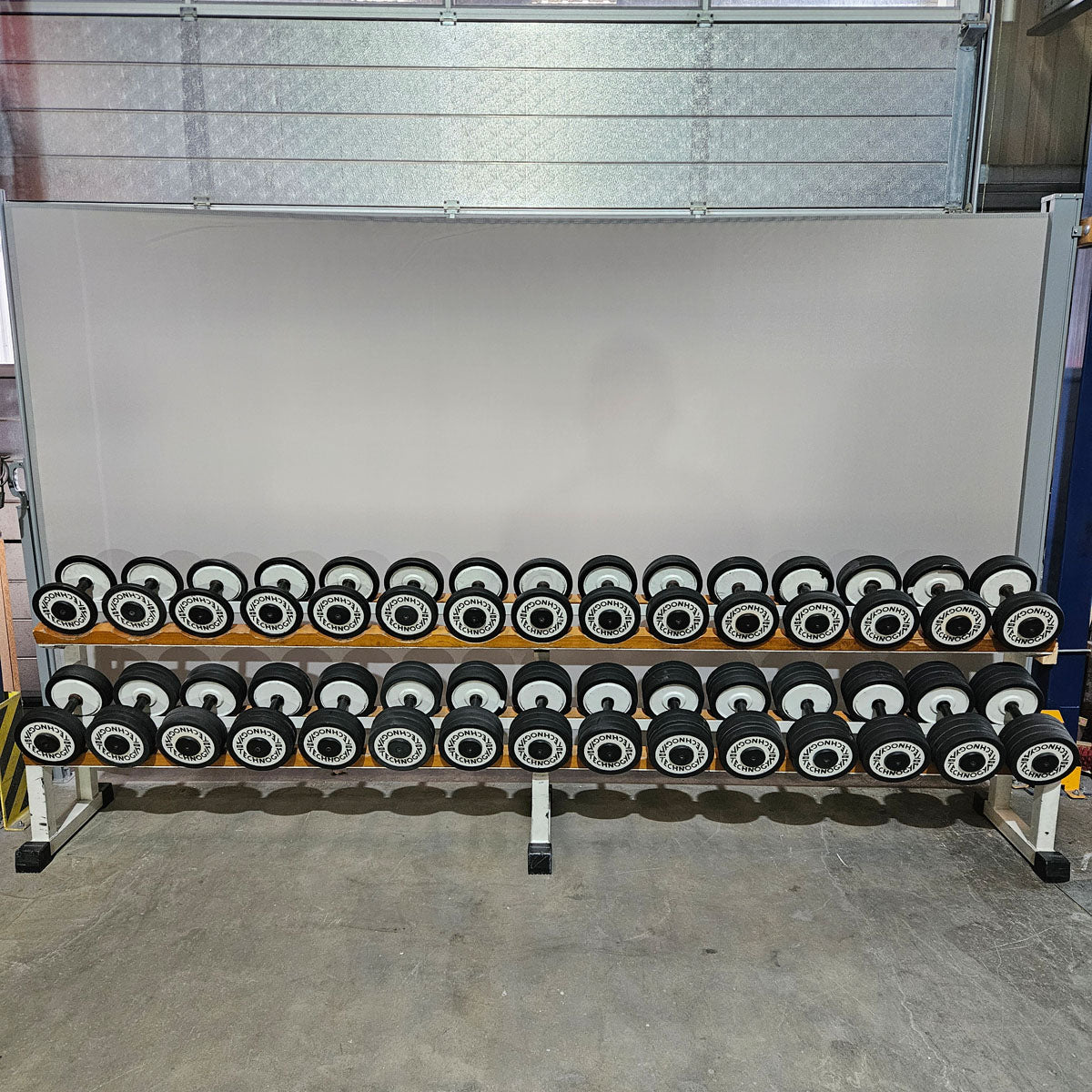 Technogym Kurzhantelsatz aus Guss mit Gummi Außenringen von 4 bis 32kg in 2kg Stufen ( 15 Paare ) Oldschool, Optional mit Kurzhantelablage, gebraucht - mit Gebrauchsspuren