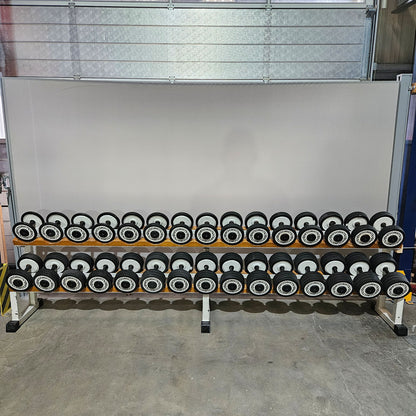 Technogym Kurzhantelsatz aus Guss mit Gummi Außenringen von 4 bis 32kg in 2kg Stufen ( 15 Paare ) Oldschool, Optional mit Kurzhantelablage, gebraucht - mit Gebrauchsspuren