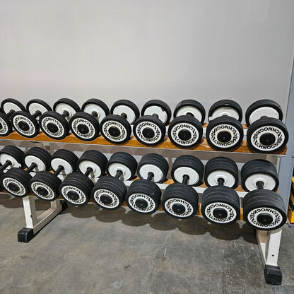 Technogym Kurzhantelsatz aus Guss mit Gummi Außenringen von 4 bis 32kg in 2kg Stufen ( 15 Paare ) Oldschool, Optional mit Kurzhantelablage, gebraucht - mit Gebrauchsspuren