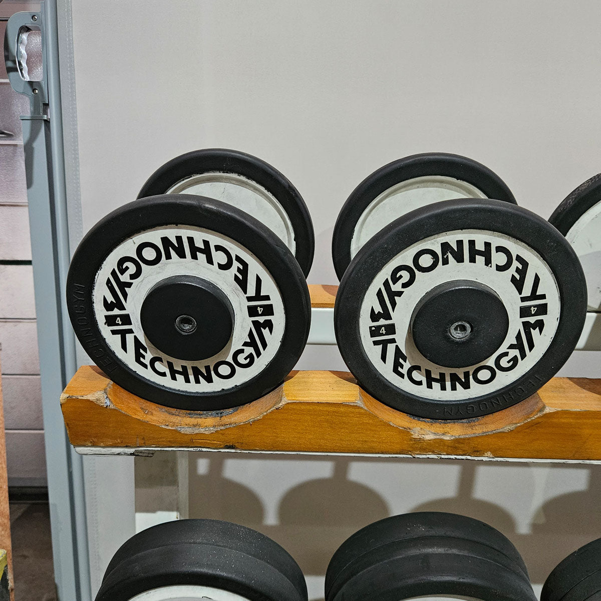 Technogym Kurzhantelsatz aus Guss mit Gummi Außenringen von 4 bis 32kg in 2kg Stufen ( 15 Paare ) Oldschool, Optional mit Kurzhantelablage, gebraucht - mit Gebrauchsspuren