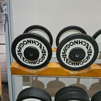 Technogym Kurzhantelsatz aus Guss mit Gummi Außenringen von 4 bis 32kg in 2kg Stufen ( 15 Paare ) Oldschool, Optional mit Kurzhantelablage, gebraucht - mit Gebrauchsspuren