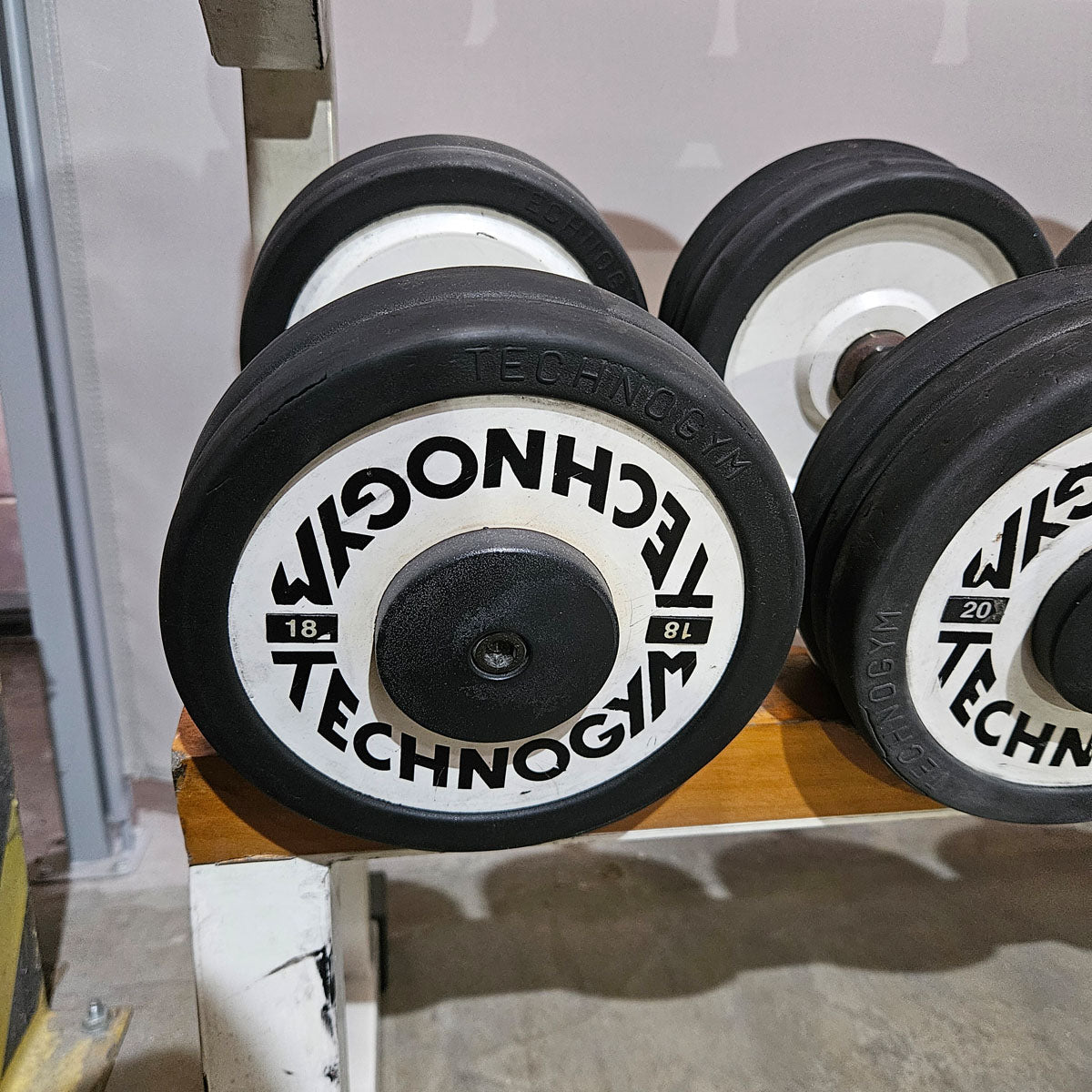 Technogym Kurzhantelsatz aus Guss mit Gummi Außenringen von 4 bis 32kg in 2kg Stufen ( 15 Paare ) Oldschool, Optional mit Kurzhantelablage, gebraucht - mit Gebrauchsspuren
