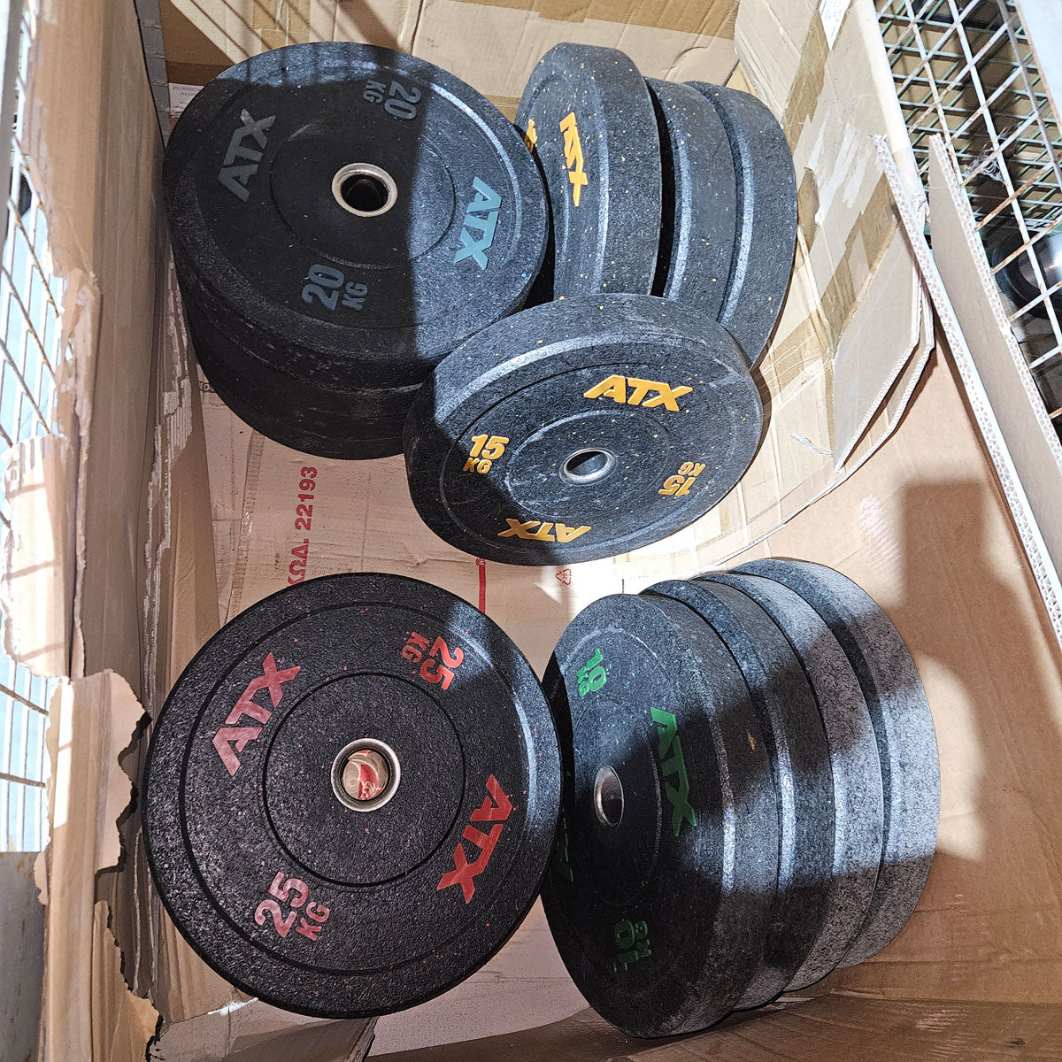 Set 230kg Bumper Plates von ATX - 2x 25kg, 4x 20kg, 4x 15kg, 4x 10kg, Hantelscheiben 50mm Durchmesser aus Granulat gepresst in Schwarz mit bunten Farbflecken, gebraucht - mit Gebrauchsspuren