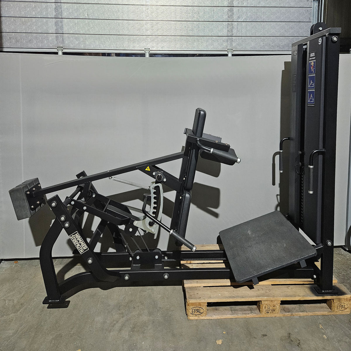 Hammer Strength MTS V-Squat, Kniebeugenmaschine Squats - Rahmenfarbe Schwarz, gebraucht - überholter Zustand