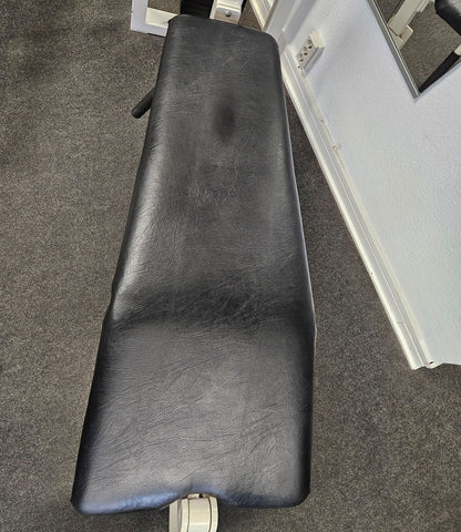 Gym80 Beinbeuger liegend, Leg Curl lying, Oldschool Bodybuilding Kraftgerät - Edition oder Classic Line, Rahmenfarbe Weiß, gebraucht und geprüft mit Gebrauchsspuren