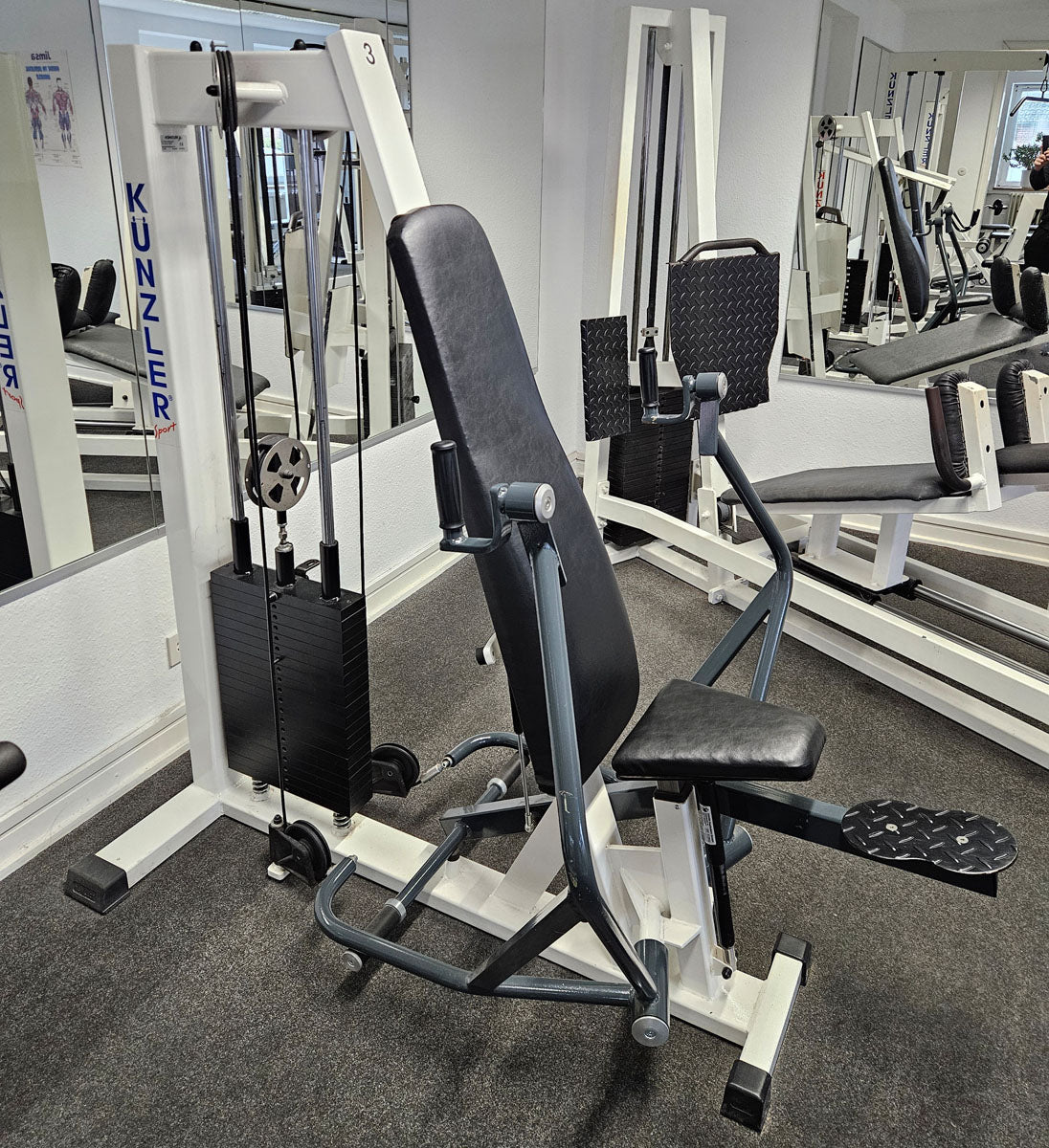 Künzler Bankdrückmaschine Bilateral, Chestpress, Brustpresse, Einstiegshilfe, 100kg Gewichtsblock, Oldschool Bodybuilding Kraftgerät, Rahmenfarbe Weiß, gebraucht und geprüft mit kleinen Gebrauchsspuren