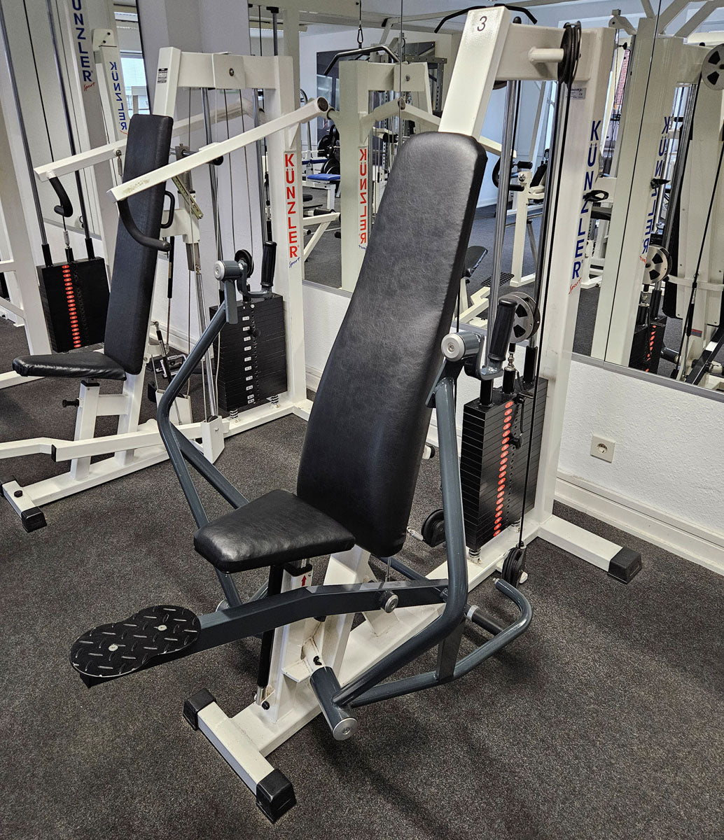 Künzler Bankdrückmaschine Bilateral, Chestpress, Brustpresse, Einstiegshilfe, 100kg Gewichtsblock, Oldschool Bodybuilding Kraftgerät, Rahmenfarbe Weiß, gebraucht und geprüft mit kleinen Gebrauchsspuren