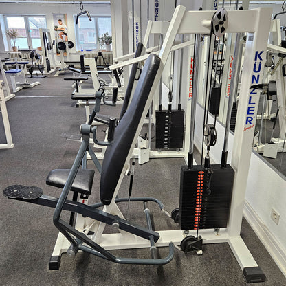 Künzler Bankdrückmaschine Bilateral, Chestpress, Brustpresse, Einstiegshilfe, 100kg Gewichtsblock, Oldschool Bodybuilding Kraftgerät, Rahmenfarbe Weiß, gebraucht und geprüft mit kleinen Gebrauchsspuren