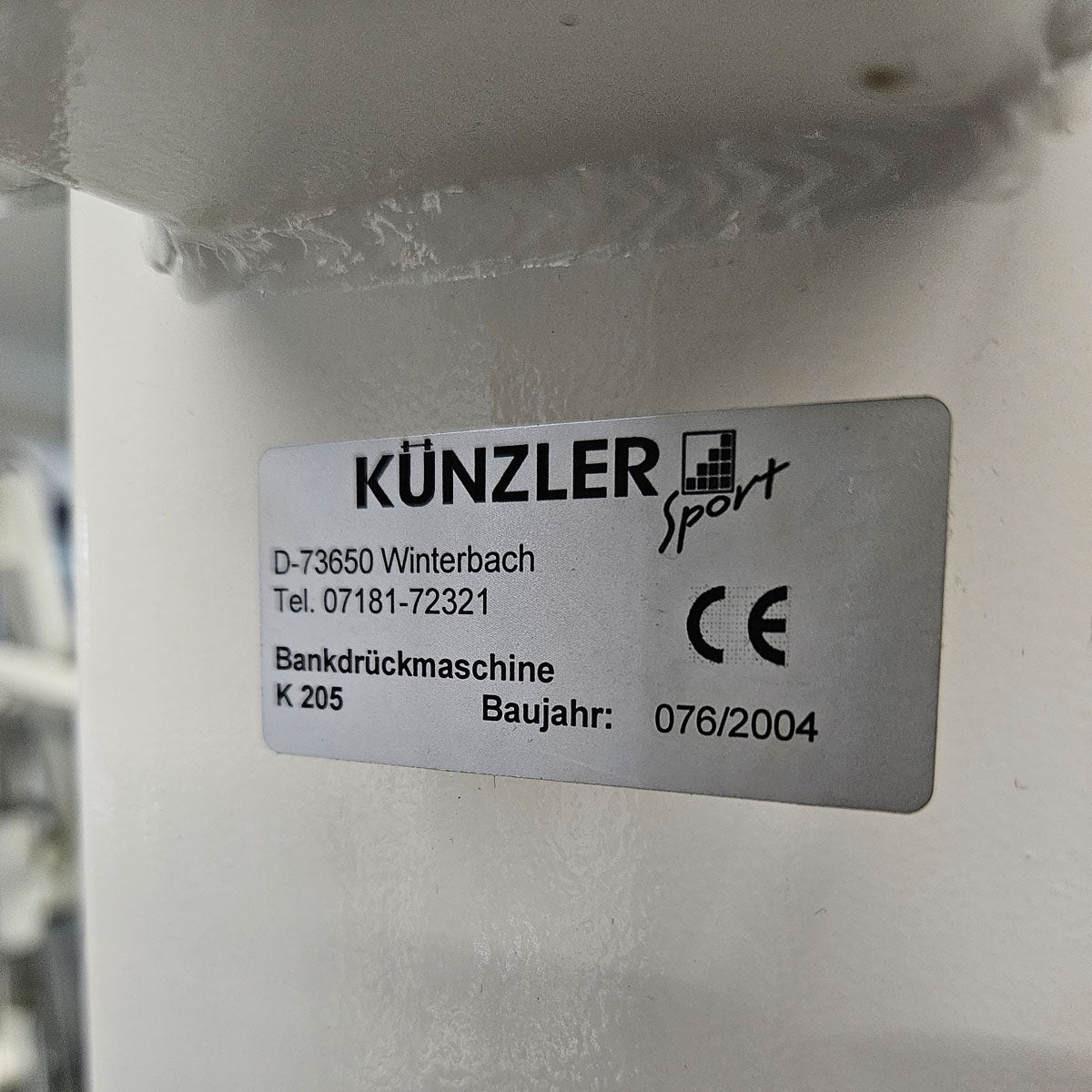 Künzler Bankdrückmaschine Bilateral, Chestpress, Brustpresse, Einstiegshilfe, 100kg Gewichtsblock, Oldschool Bodybuilding Kraftgerät, Rahmenfarbe Weiß, gebraucht und geprüft mit kleinen Gebrauchsspuren