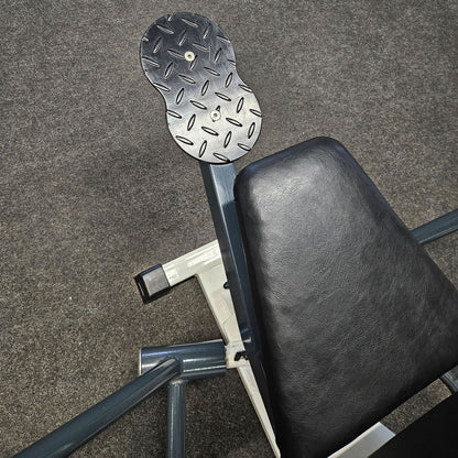 Künzler Bankdrückmaschine Bilateral, Chestpress, Brustpresse, Einstiegshilfe, 100kg Gewichtsblock, Oldschool Bodybuilding Kraftgerät, Rahmenfarbe Weiß, gebraucht und geprüft mit kleinen Gebrauchsspuren