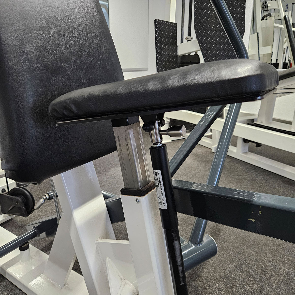 Künzler Bankdrückmaschine Bilateral, Chestpress, Brustpresse, Einstiegshilfe, 100kg Gewichtsblock, Oldschool Bodybuilding Kraftgerät, Rahmenfarbe Weiß, gebraucht und geprüft mit kleinen Gebrauchsspuren