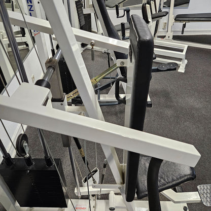 Künzler Schulterpresse Bilateral, Overheadpress, Shoulder Press, Einstiegshilfe, Oldschool Bodybuilding Kraftgerät, Rahmenfarbe Weiß, gebraucht und geprüft mit Gebrauchsspuren