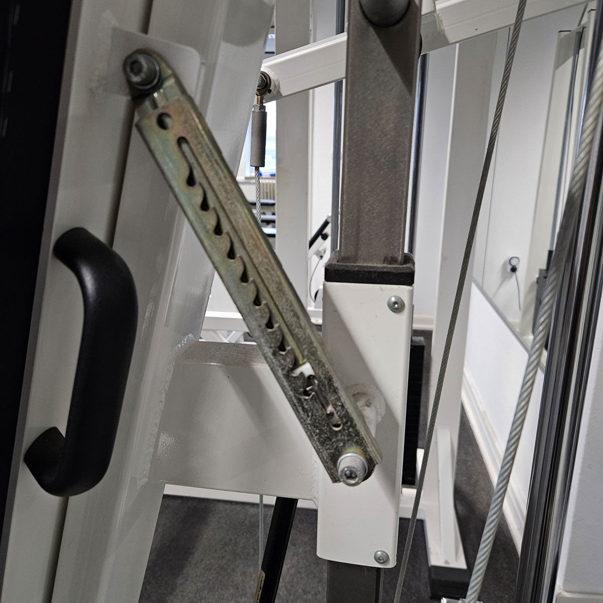 Künzler Schulterpresse Bilateral, Overheadpress, Shoulder Press, Einstiegshilfe, Oldschool Bodybuilding Kraftgerät, Rahmenfarbe Weiß, gebraucht und geprüft mit Gebrauchsspuren