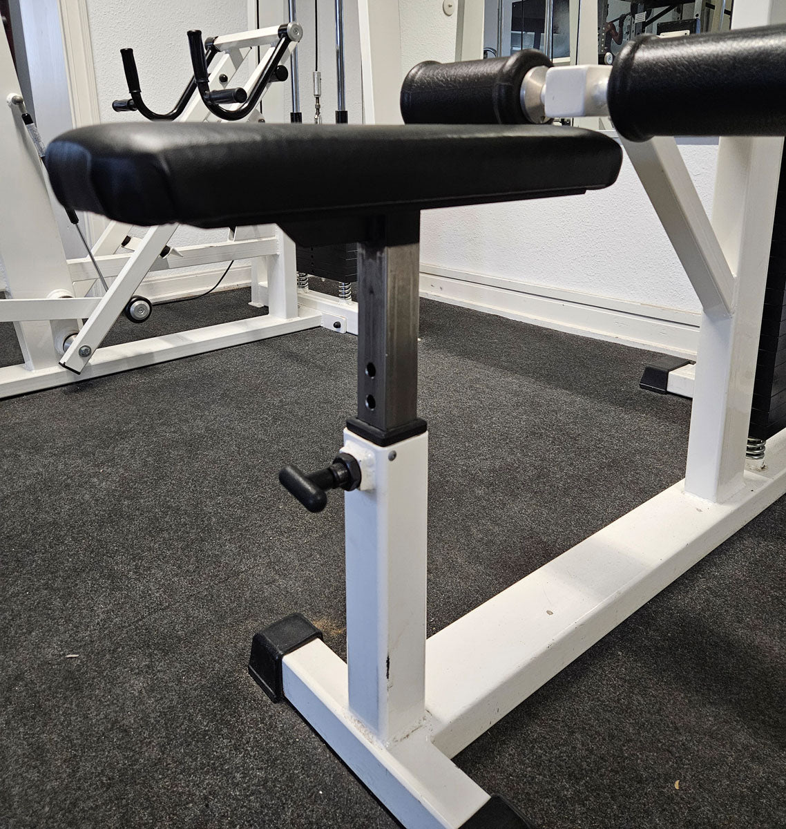 Künzler lat pulldown from above with carabiner, pulldown, old school bodybuilding strength equipment, frame color white, used and tested with signs of wear