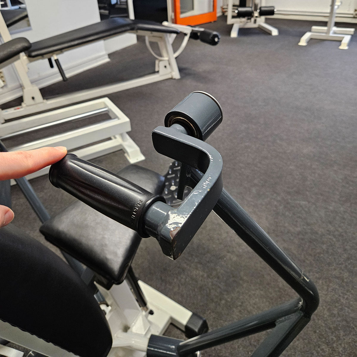 Künzler Bankdrückmaschine Bilateral, Chestpress, Brustpresse, Einstiegshilfe, 100kg Gewichtsblock, Oldschool Bodybuilding Kraftgerät, Rahmenfarbe Weiß, gebraucht und geprüft mit kleinen Gebrauchsspuren