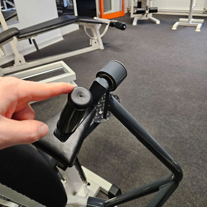Künzler Bankdrückmaschine Bilateral, Chestpress, Brustpresse, Einstiegshilfe, 100kg Gewichtsblock, Oldschool Bodybuilding Kraftgerät, Rahmenfarbe Weiß, gebraucht und geprüft mit kleinen Gebrauchsspuren