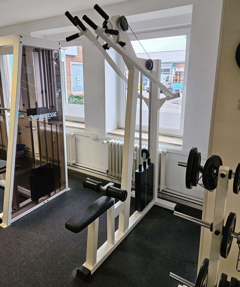 Latzug Bilateral, Pulldown, verschiedene Griffmöglichkeiten, Hersteller wahrscheinlich Künzler, Oldschool Bodybuilding Kraftgerät, Rahmenfarbe Weiß, gebraucht und geprüft mit Gebrauchsspuren