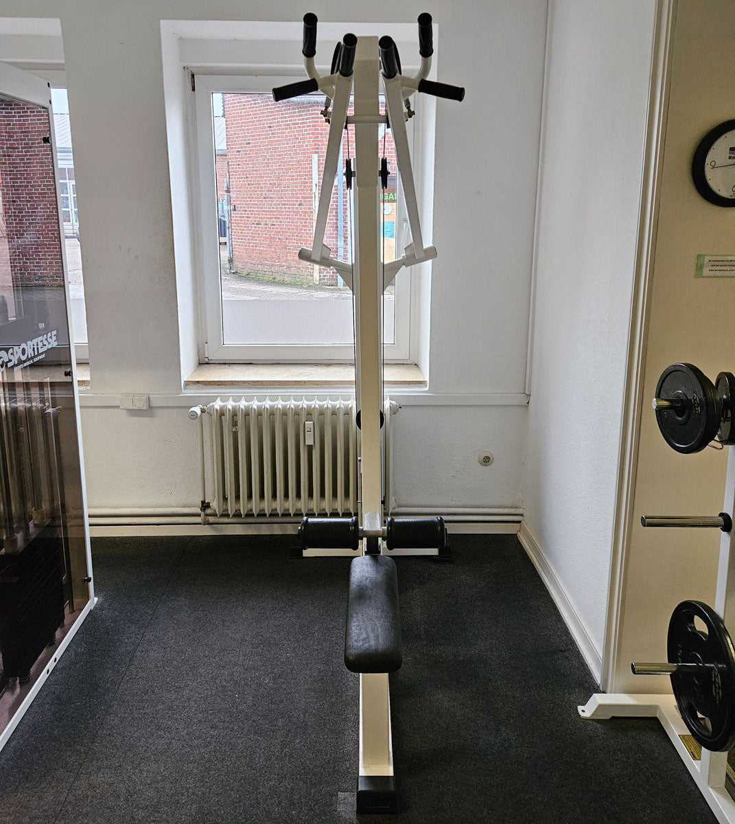 Latzug Bilateral, Pulldown, verschiedene Griffmöglichkeiten, Hersteller wahrscheinlich Künzler, Oldschool Bodybuilding Kraftgerät, Rahmenfarbe Weiß, gebraucht und geprüft mit Gebrauchsspuren