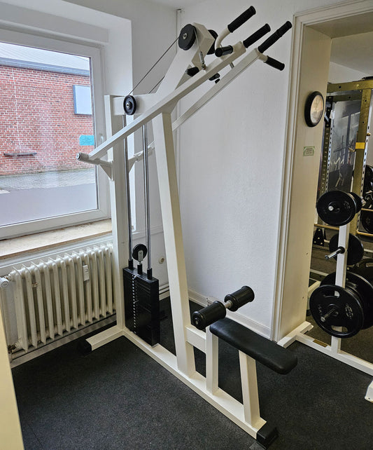 Latzug Bilateral, Pulldown, verschiedene Griffmöglichkeiten, Hersteller wahrscheinlich Künzler, Oldschool Bodybuilding Kraftgerät, Rahmenfarbe Weiß, gebraucht und geprüft mit Gebrauchsspuren