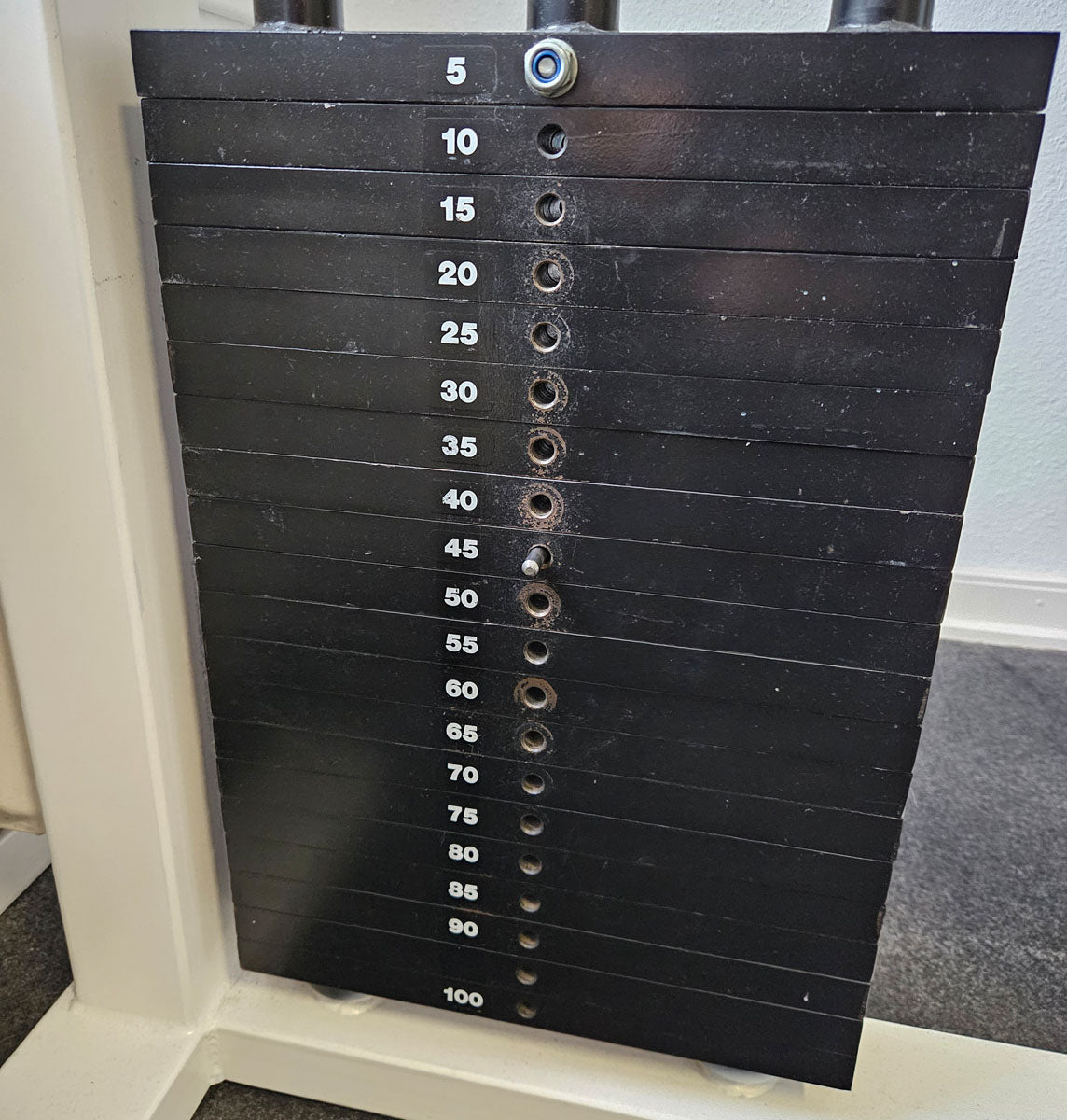 Latzug Bilateral, Pulldown, verschiedene Griffmöglichkeiten, Hersteller wahrscheinlich Künzler, Oldschool Bodybuilding Kraftgerät, Rahmenfarbe Weiß, gebraucht und geprüft mit Gebrauchsspuren