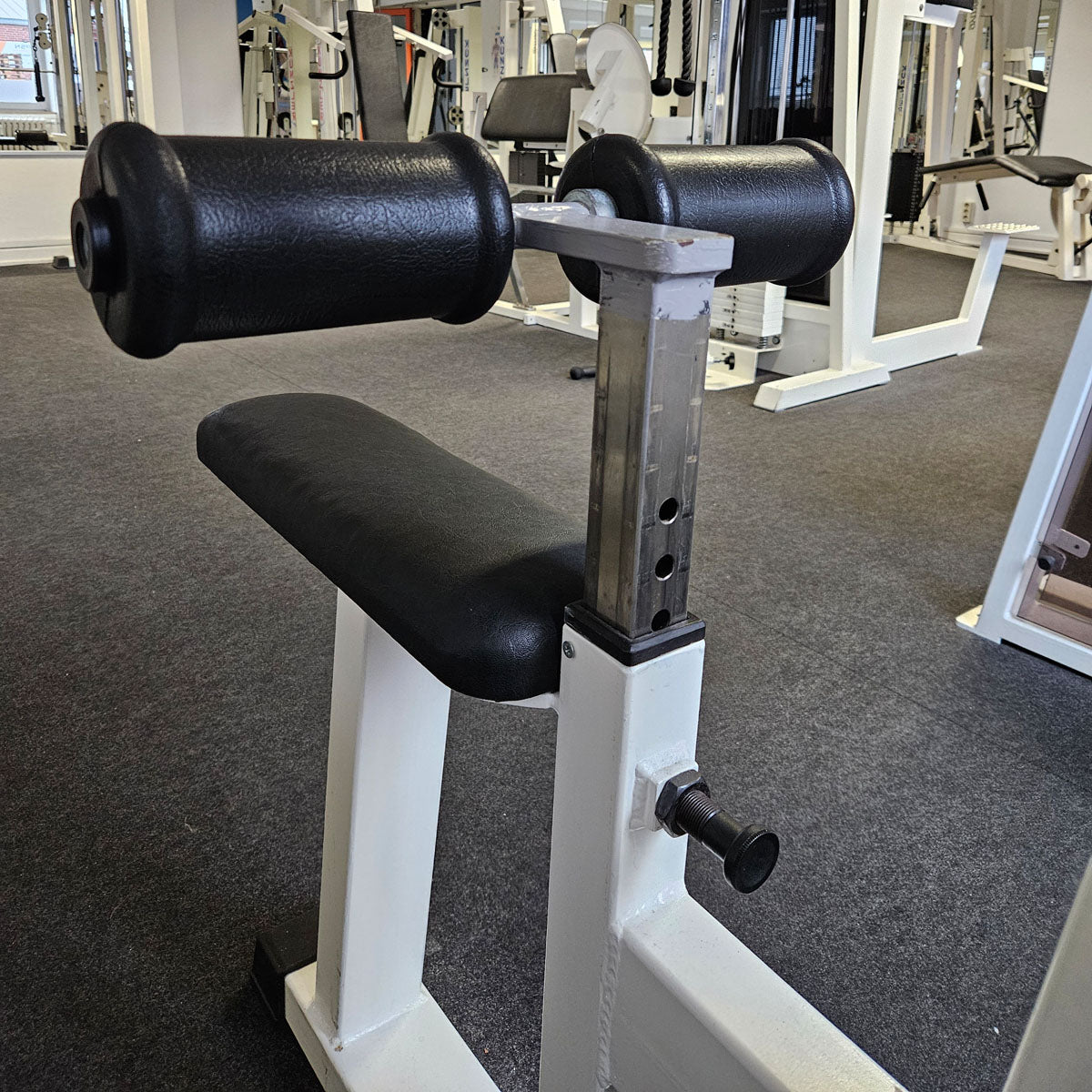 Latzug Bilateral, Pulldown, verschiedene Griffmöglichkeiten, Hersteller wahrscheinlich Künzler, Oldschool Bodybuilding Kraftgerät, Rahmenfarbe Weiß, gebraucht und geprüft mit Gebrauchsspuren