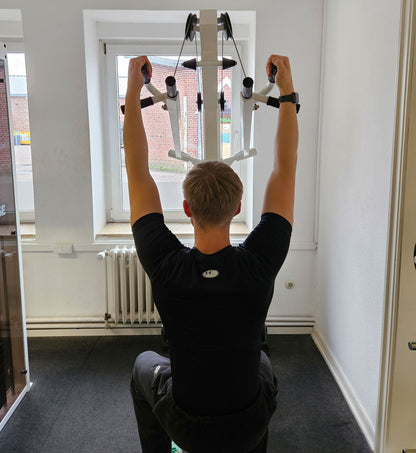Latzug Bilateral, Pulldown, verschiedene Griffmöglichkeiten, Hersteller wahrscheinlich Künzler, Oldschool Bodybuilding Kraftgerät, Rahmenfarbe Weiß, gebraucht und geprüft mit Gebrauchsspuren