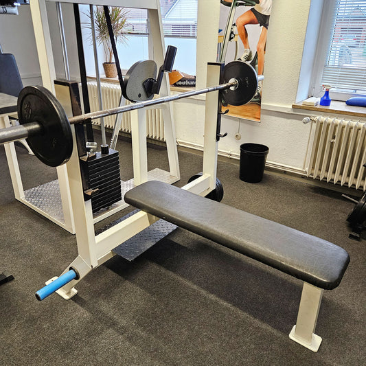 Flachdrückerbank mit Ablagen für Bankdrücken, Benchpress, Oldschool Bodybuilding, Rahmenfarbe Weiß, gebraucht mit Gebrauchsspuren