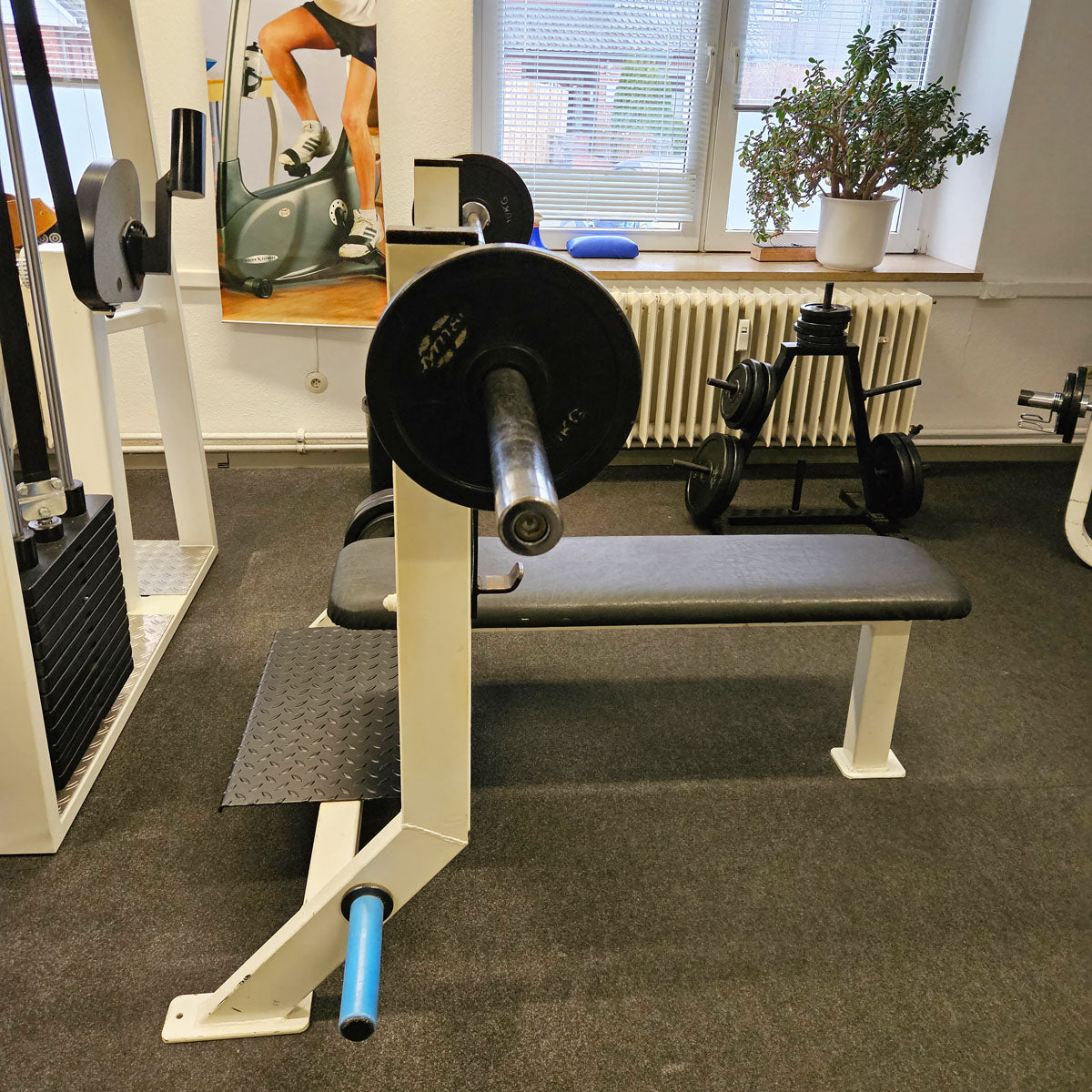 Flachdrückerbank mit Ablagen für Bankdrücken, Benchpress, Oldschool Bodybuilding, Rahmenfarbe Weiß, gebraucht mit Gebrauchsspuren