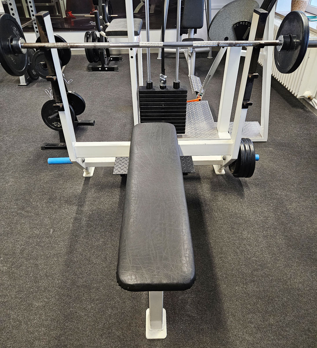 Flachdrückerbank mit Ablagen für Bankdrücken, Benchpress, Oldschool Bodybuilding, Rahmenfarbe Weiß, gebraucht mit Gebrauchsspuren