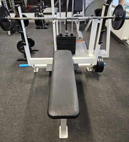 Flachdrückerbank mit Ablagen für Bankdrücken, Benchpress, Oldschool Bodybuilding, Rahmenfarbe Weiß, gebraucht mit Gebrauchsspuren