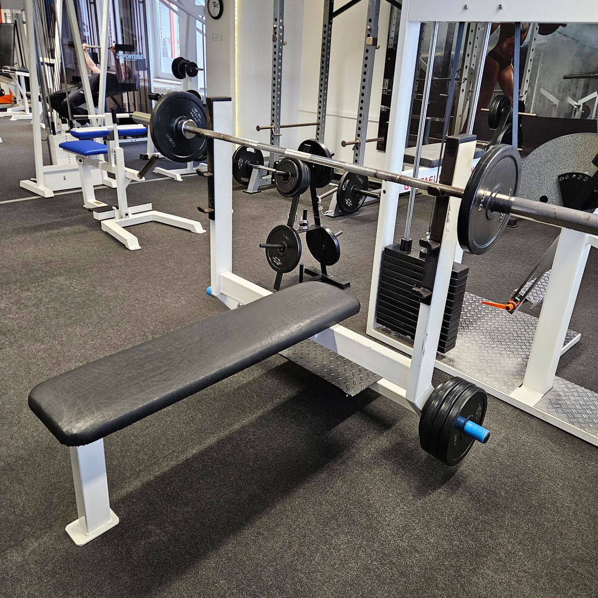 Flachdrückerbank mit Ablagen für Bankdrücken, Benchpress, Oldschool Bodybuilding, Rahmenfarbe Weiß, gebraucht mit Gebrauchsspuren