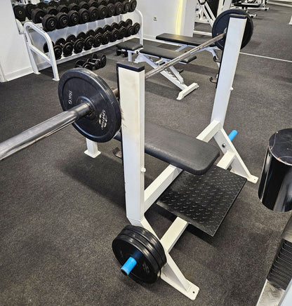 Flachdrückerbank mit Ablagen für Bankdrücken, Benchpress, Oldschool Bodybuilding, Rahmenfarbe Weiß, gebraucht mit Gebrauchsspuren